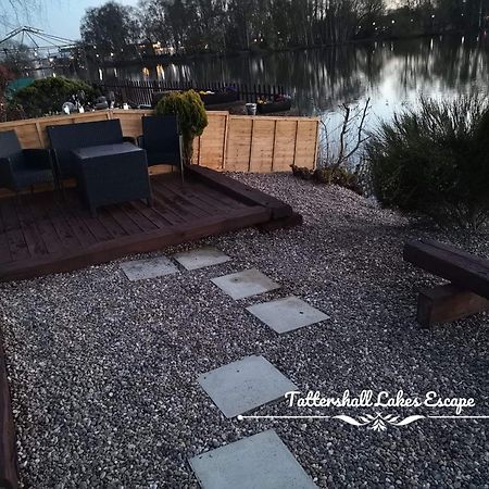 Meridian Tattershall Lakes Escape - Lakeside Lodge Caravan With A Fishing Peg Luxury Hot Tub Bagian luar foto