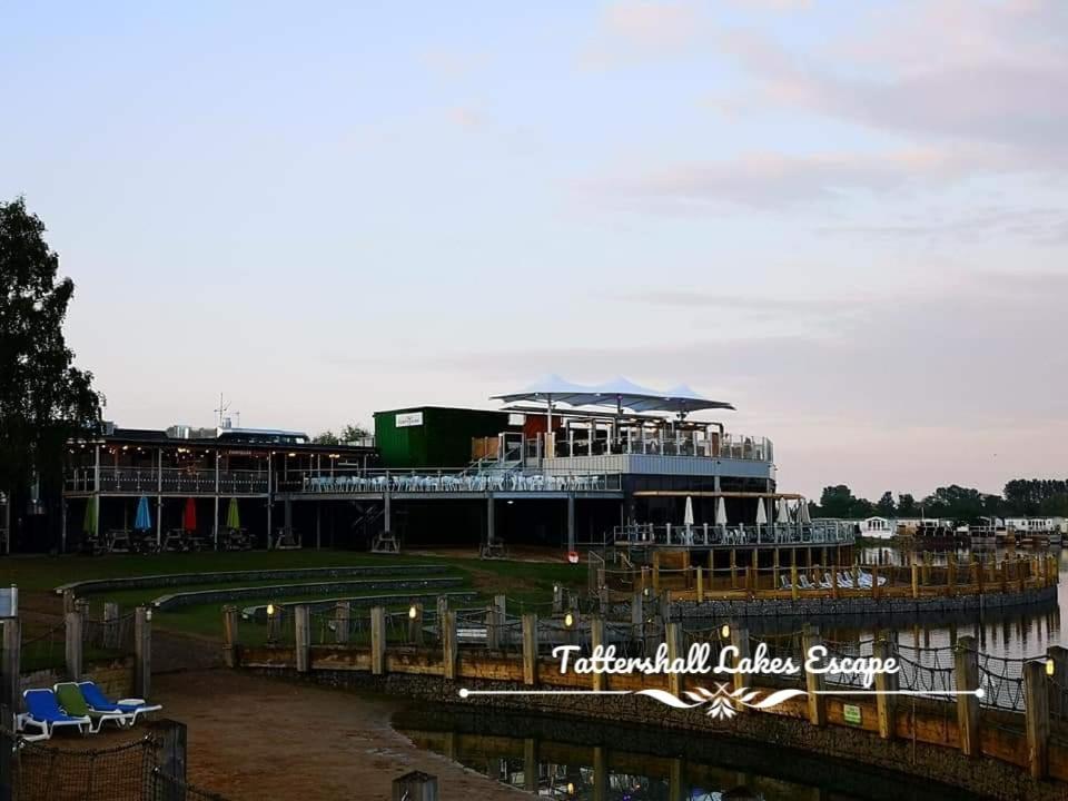 Meridian Tattershall Lakes Escape - Lakeside Lodge Caravan With A Fishing Peg Luxury Hot Tub Bagian luar foto