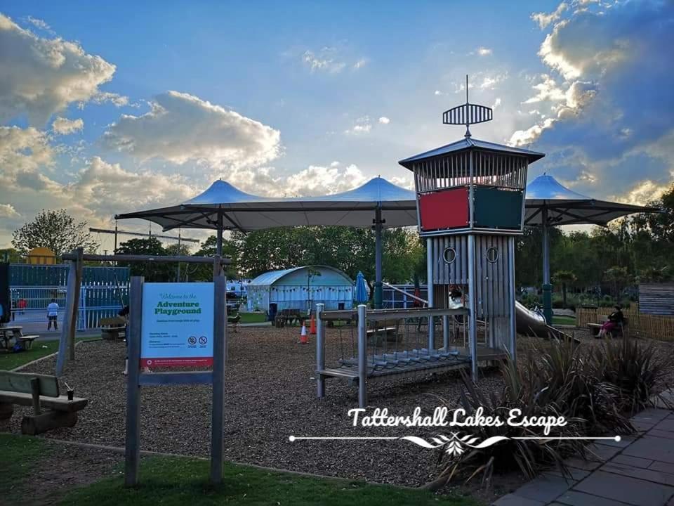 Meridian Tattershall Lakes Escape - Lakeside Lodge Caravan With A Fishing Peg Luxury Hot Tub Bagian luar foto