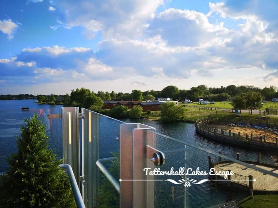 Meridian Tattershall Lakes Escape - Lakeside Lodge Caravan With A Fishing Peg Luxury Hot Tub Bagian luar foto