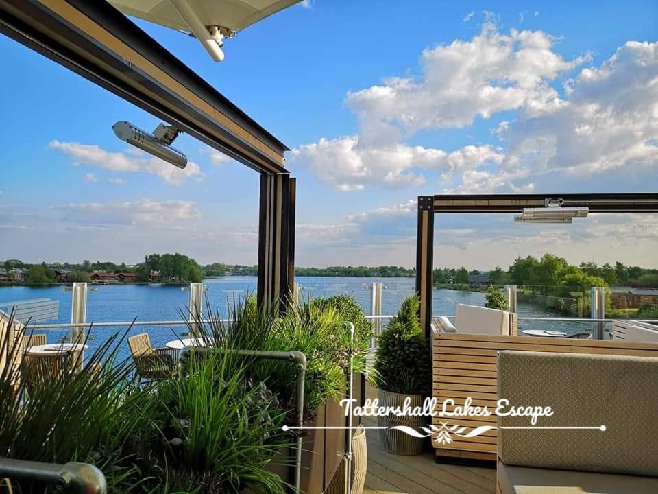Meridian Tattershall Lakes Escape - Lakeside Lodge Caravan With A Fishing Peg Luxury Hot Tub Bagian luar foto