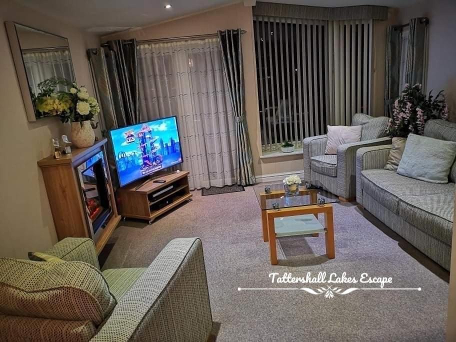 Meridian Tattershall Lakes Escape - Lakeside Lodge Caravan With A Fishing Peg Luxury Hot Tub Bagian luar foto