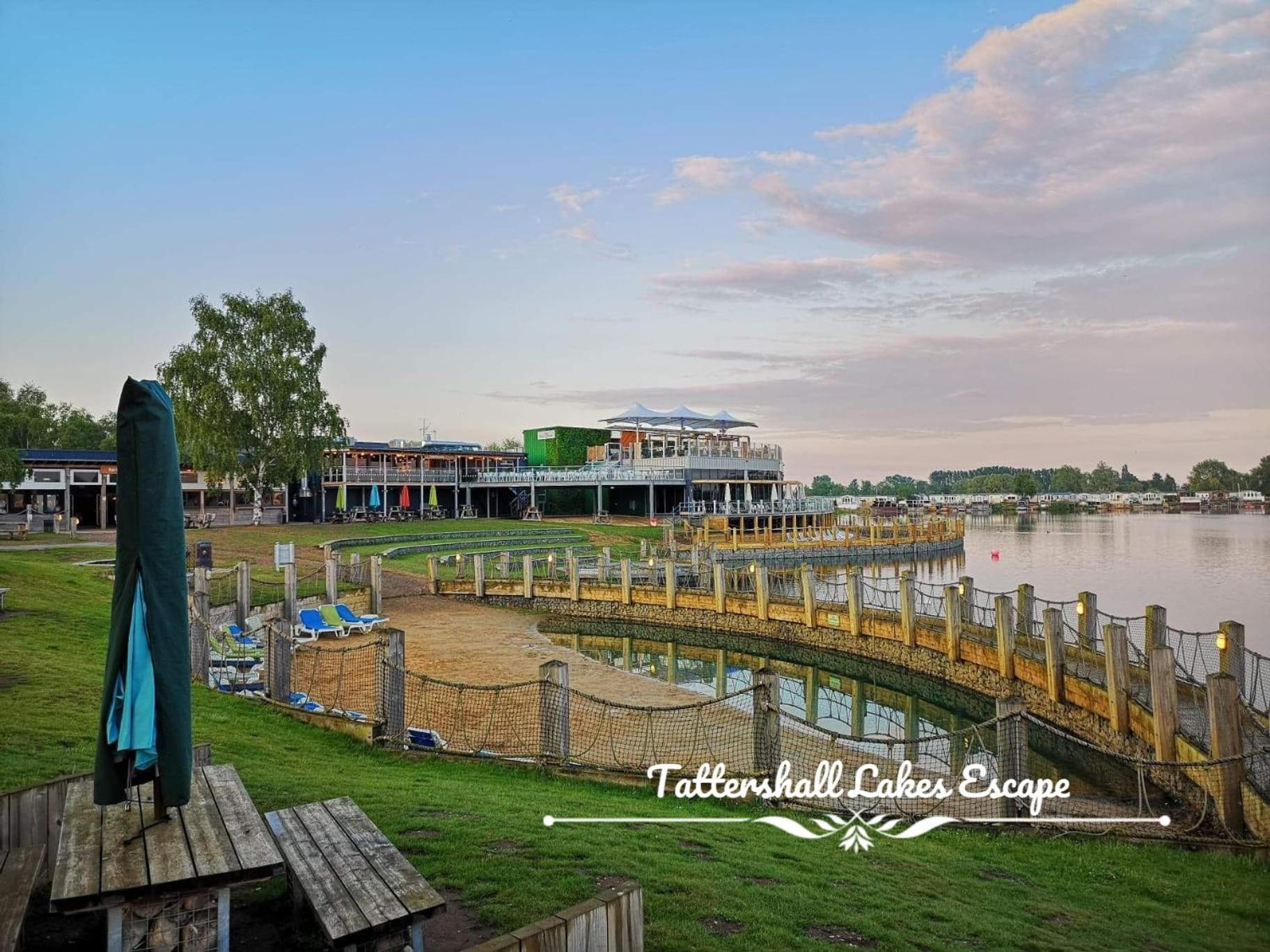Meridian Tattershall Lakes Escape - Lakeside Lodge Caravan With A Fishing Peg Luxury Hot Tub Bagian luar foto