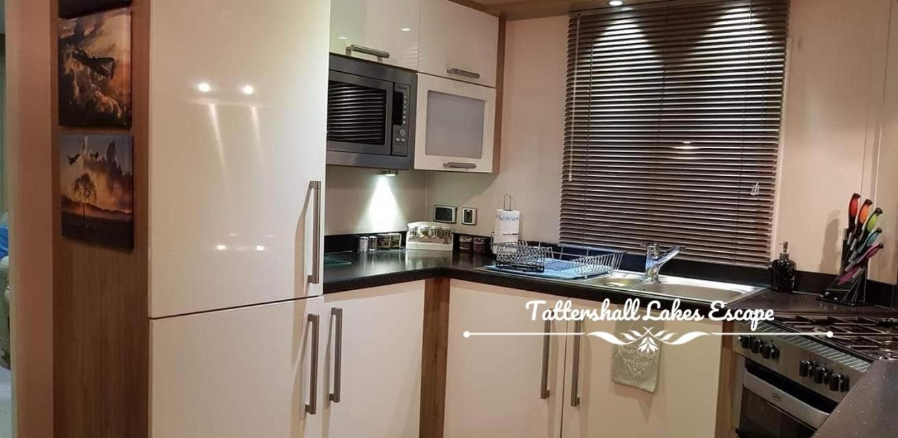 Meridian Tattershall Lakes Escape - Lakeside Lodge Caravan With A Fishing Peg Luxury Hot Tub Bagian luar foto