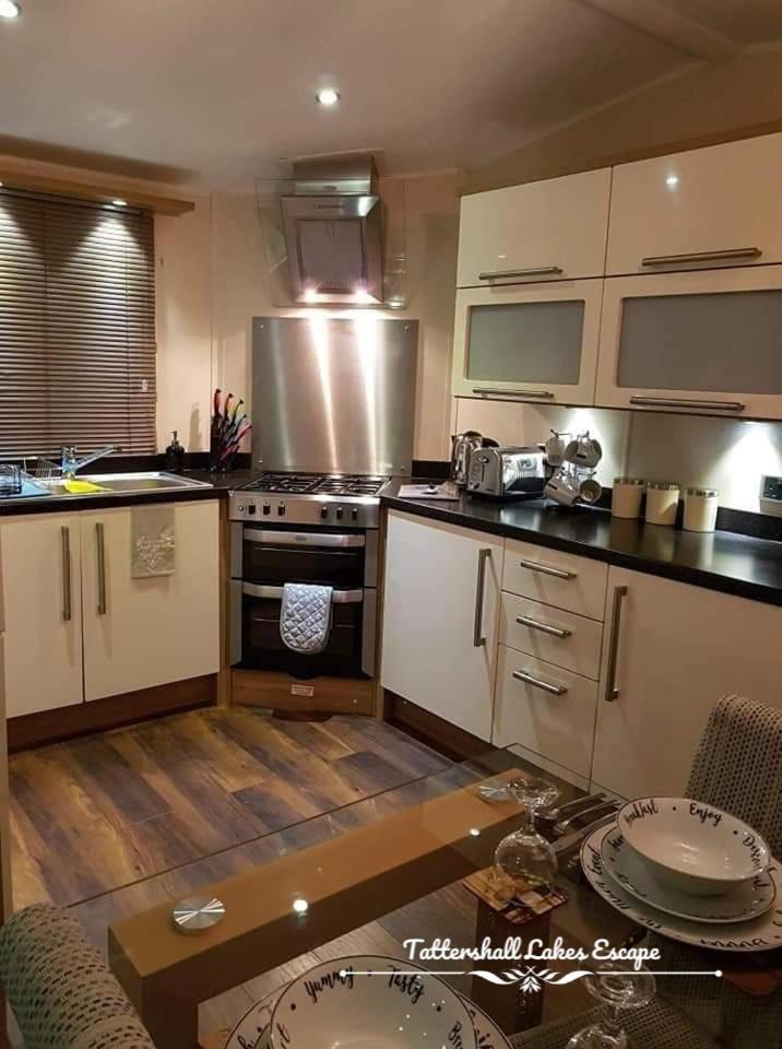 Meridian Tattershall Lakes Escape - Lakeside Lodge Caravan With A Fishing Peg Luxury Hot Tub Bagian luar foto