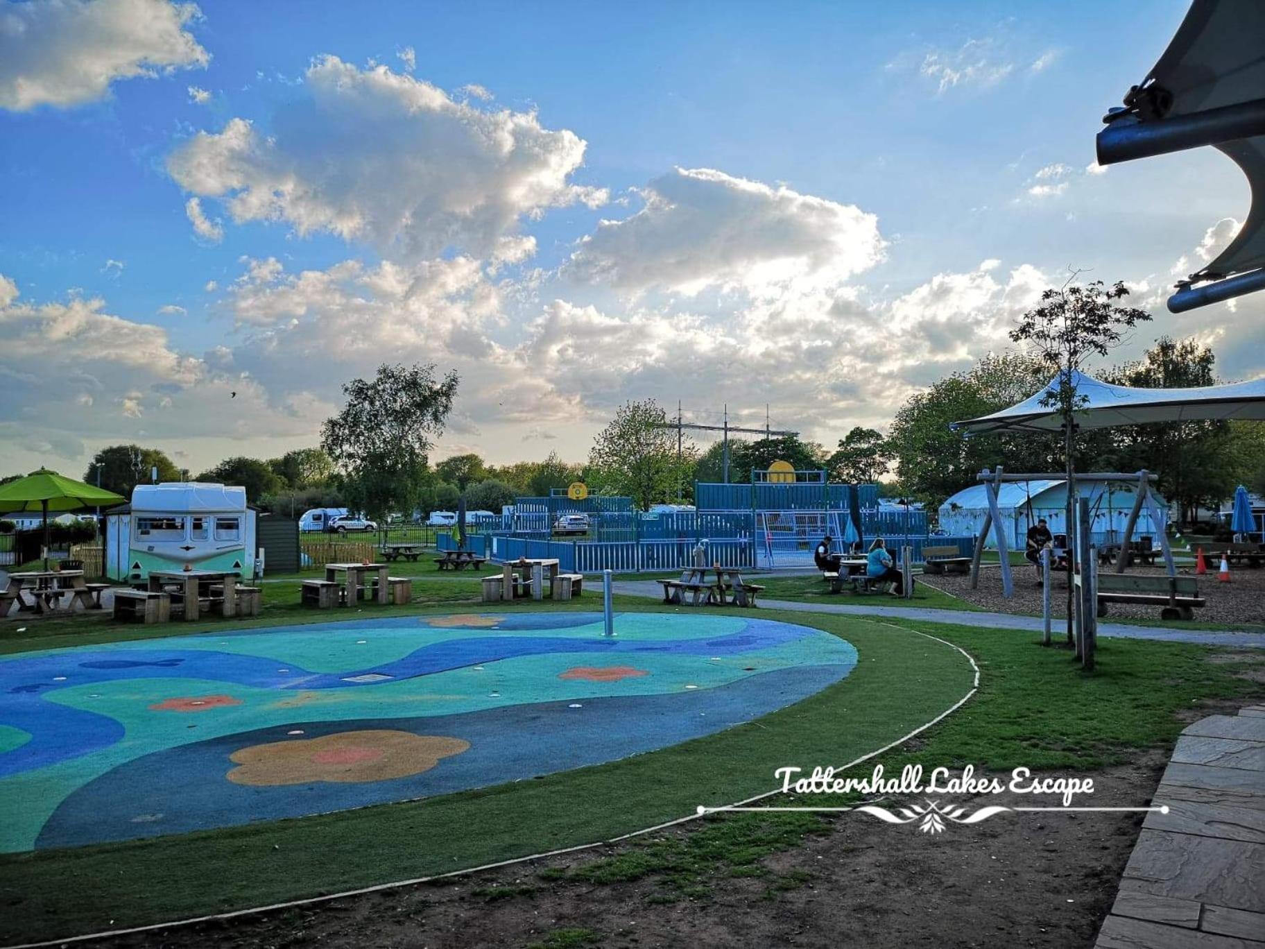 Meridian Tattershall Lakes Escape - Lakeside Lodge Caravan With A Fishing Peg Luxury Hot Tub Bagian luar foto