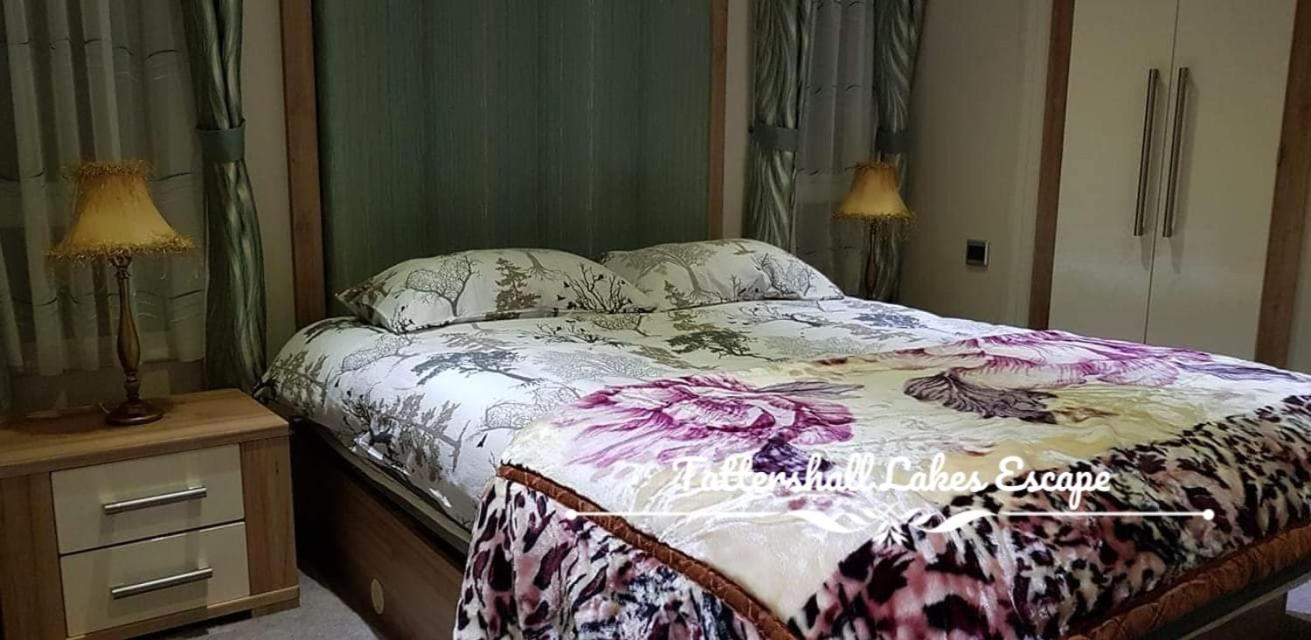 Meridian Tattershall Lakes Escape - Lakeside Lodge Caravan With A Fishing Peg Luxury Hot Tub Bagian luar foto