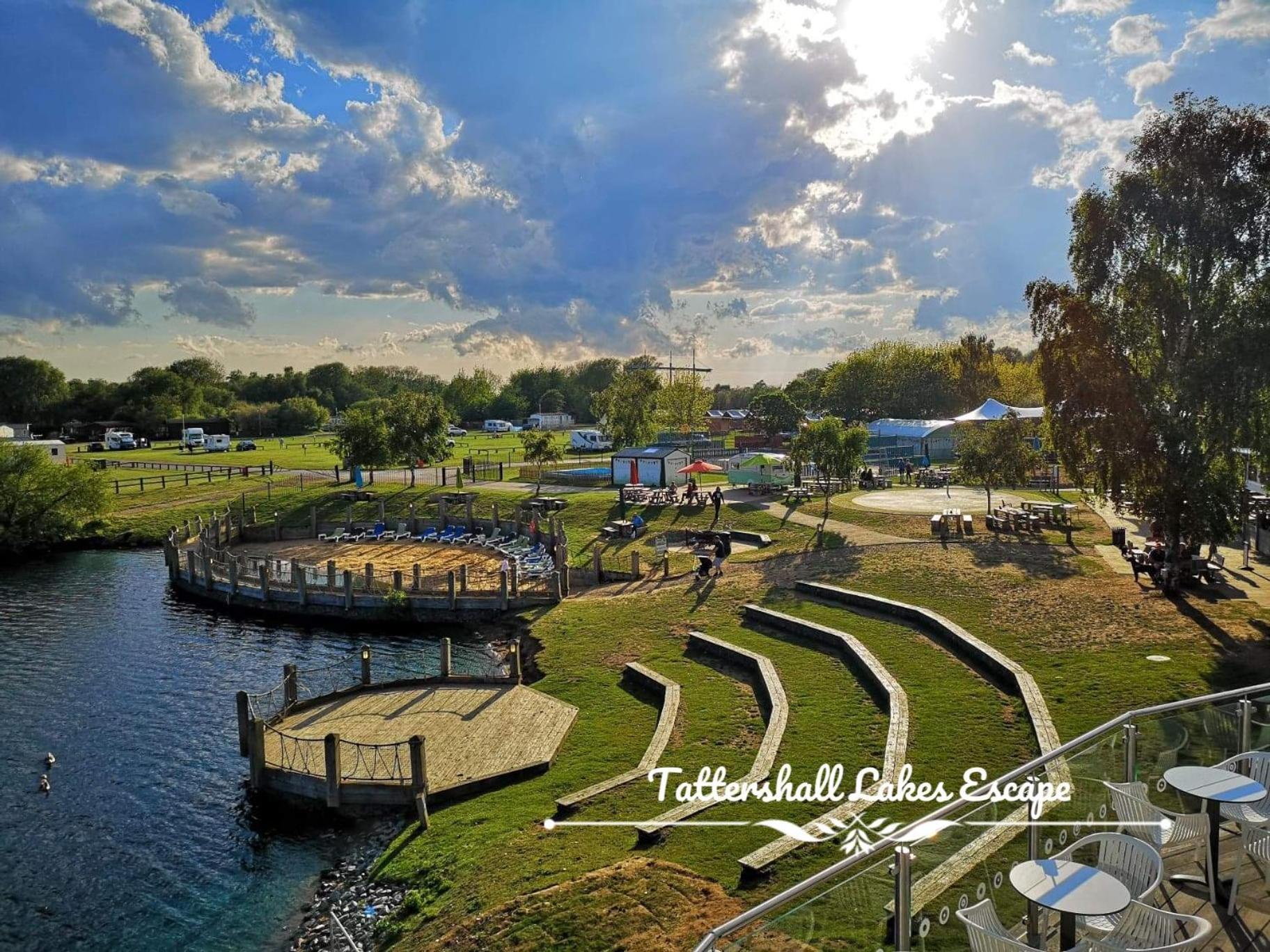 Meridian Tattershall Lakes Escape - Lakeside Lodge Caravan With A Fishing Peg Luxury Hot Tub Bagian luar foto