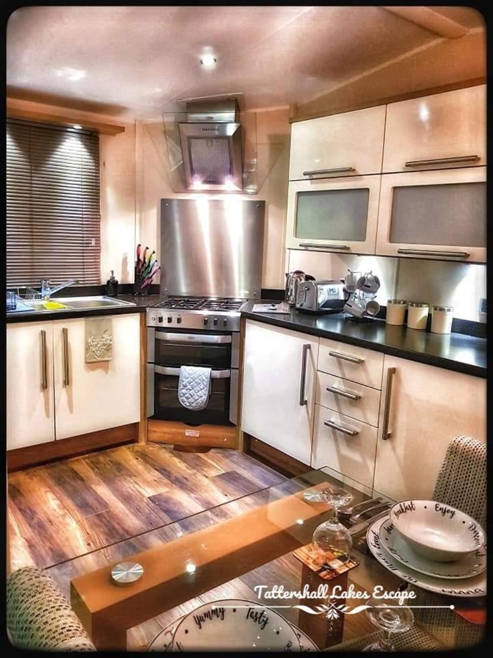 Meridian Tattershall Lakes Escape - Lakeside Lodge Caravan With A Fishing Peg Luxury Hot Tub Bagian luar foto