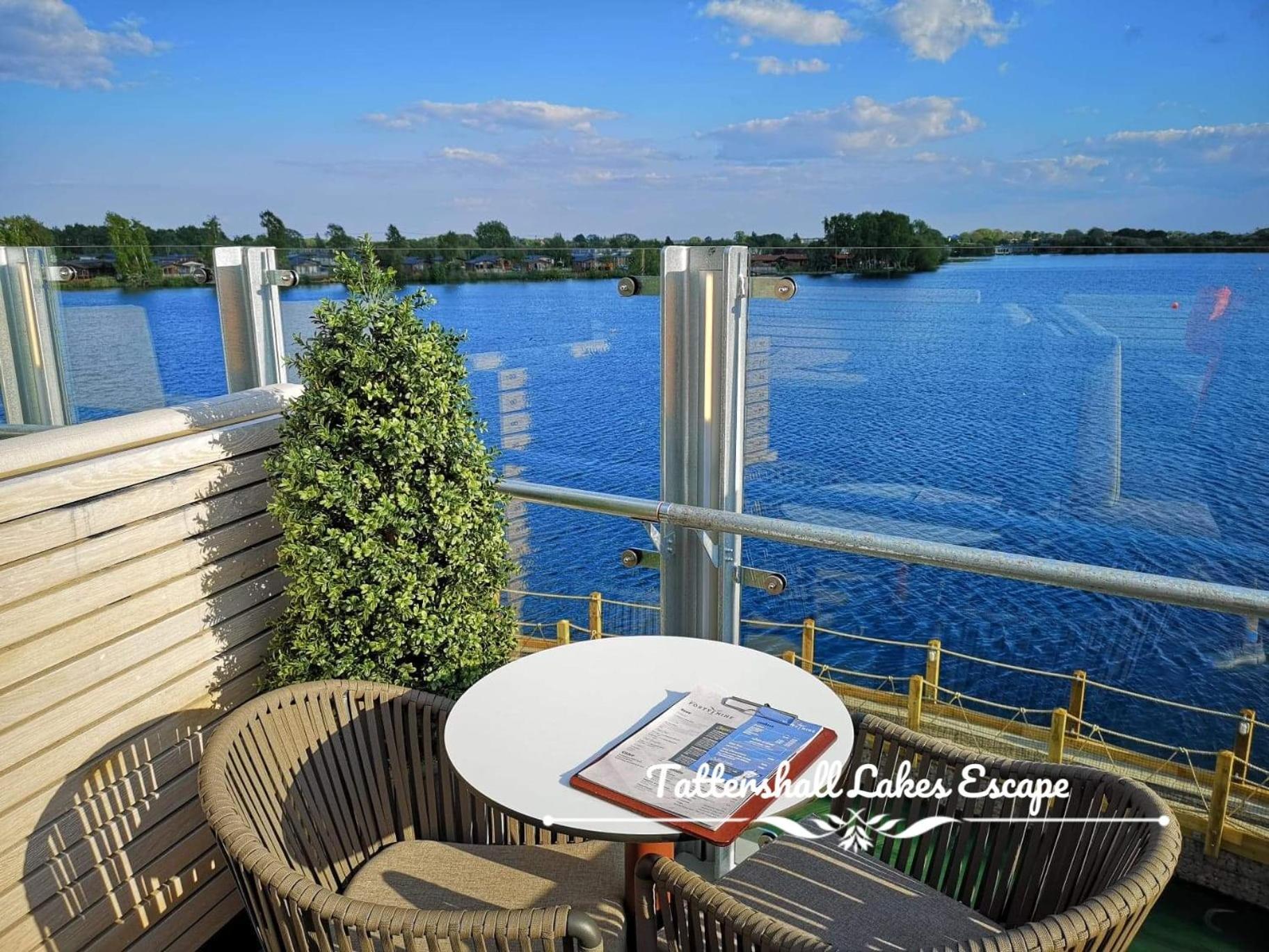 Meridian Tattershall Lakes Escape - Lakeside Lodge Caravan With A Fishing Peg Luxury Hot Tub Bagian luar foto
