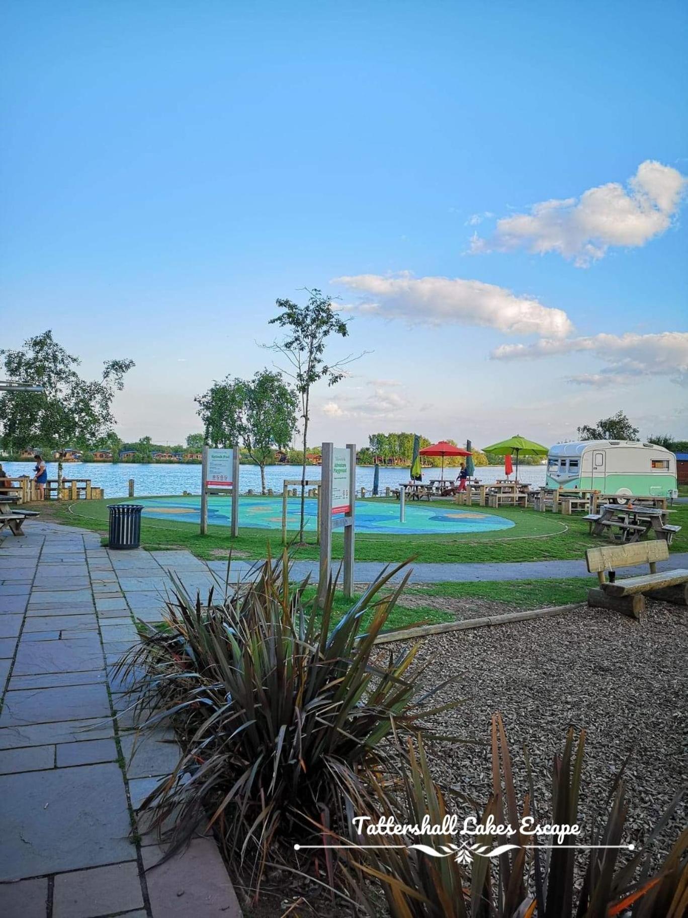 Meridian Tattershall Lakes Escape - Lakeside Lodge Caravan With A Fishing Peg Luxury Hot Tub Bagian luar foto