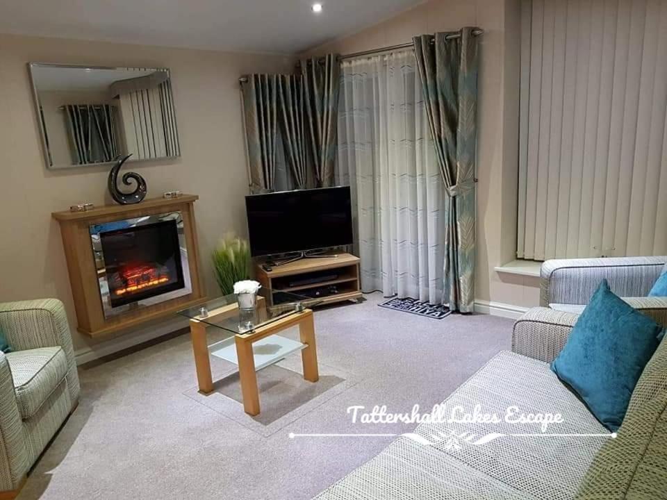 Meridian Tattershall Lakes Escape - Lakeside Lodge Caravan With A Fishing Peg Luxury Hot Tub Bagian luar foto