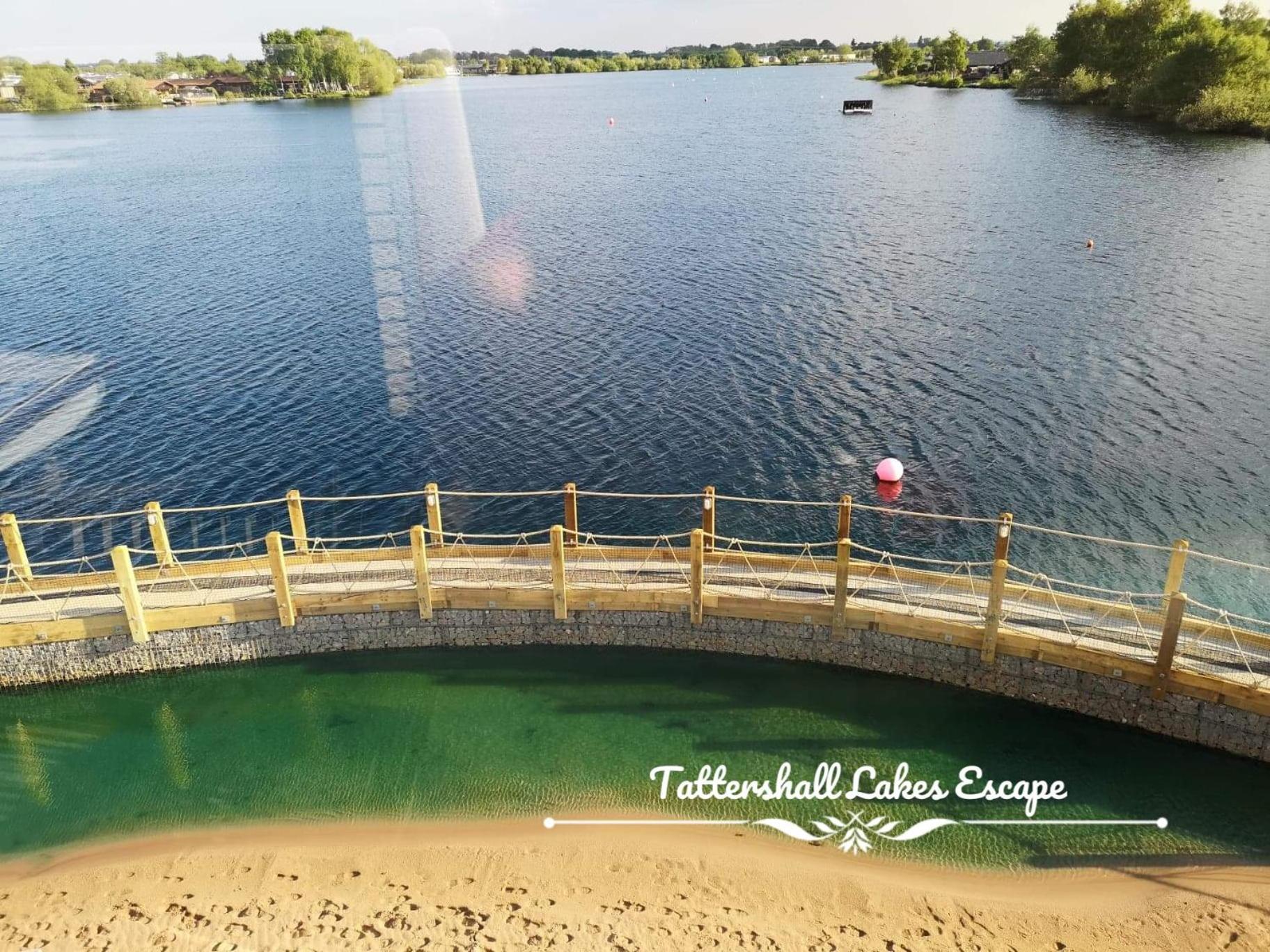 Meridian Tattershall Lakes Escape - Lakeside Lodge Caravan With A Fishing Peg Luxury Hot Tub Bagian luar foto