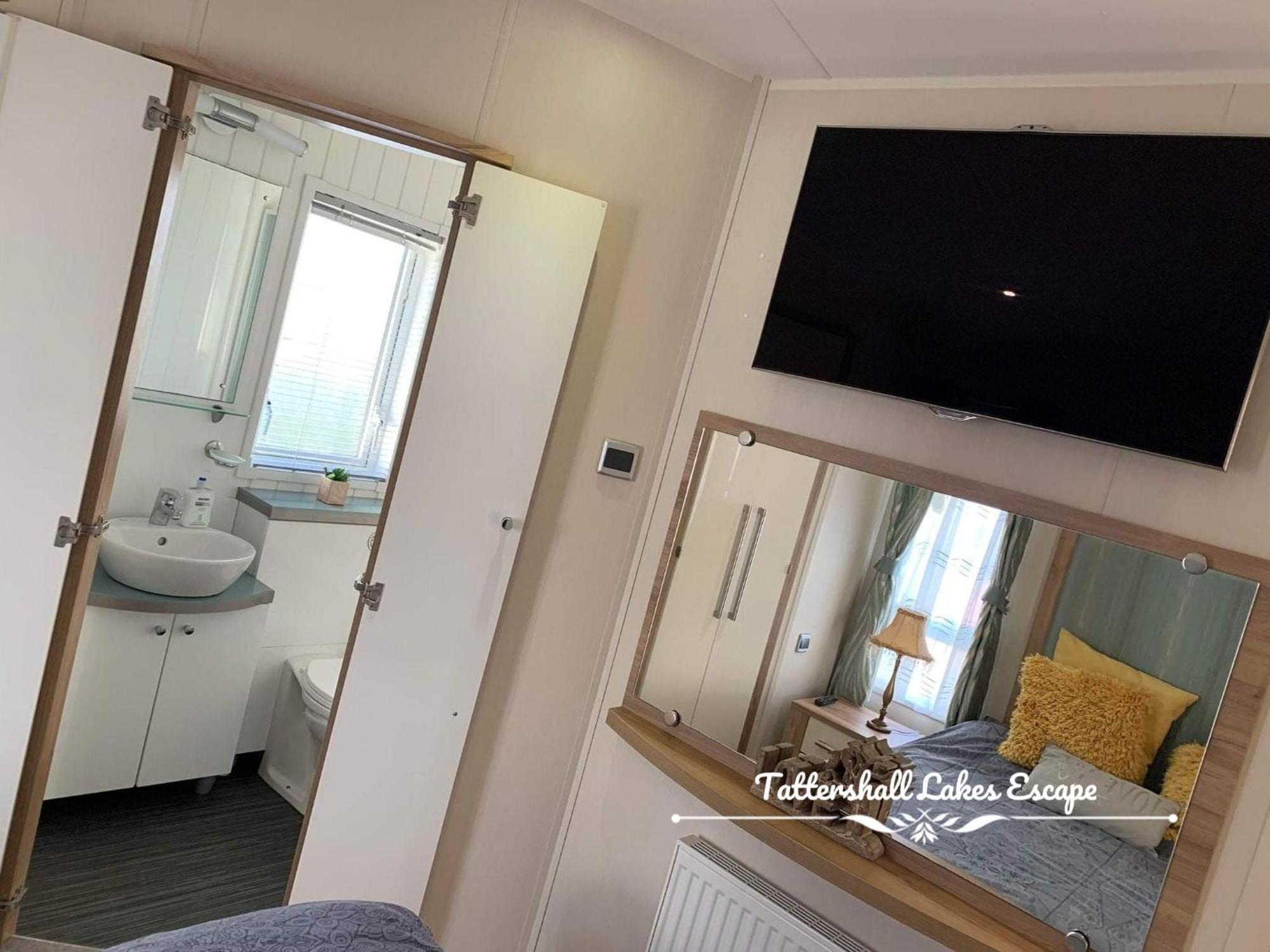 Meridian Tattershall Lakes Escape - Lakeside Lodge Caravan With A Fishing Peg Luxury Hot Tub Bagian luar foto
