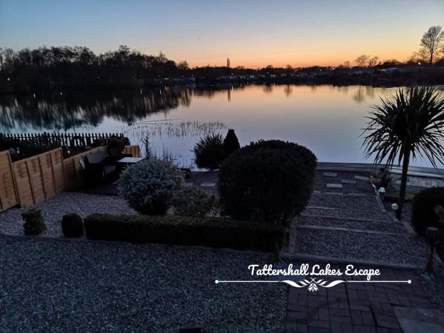 Meridian Tattershall Lakes Escape - Lakeside Lodge Caravan With A Fishing Peg Luxury Hot Tub Bagian luar foto