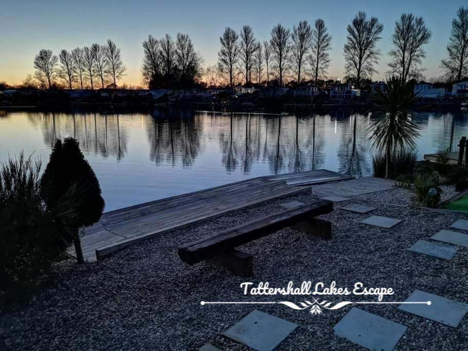 Meridian Tattershall Lakes Escape - Lakeside Lodge Caravan With A Fishing Peg Luxury Hot Tub Bagian luar foto