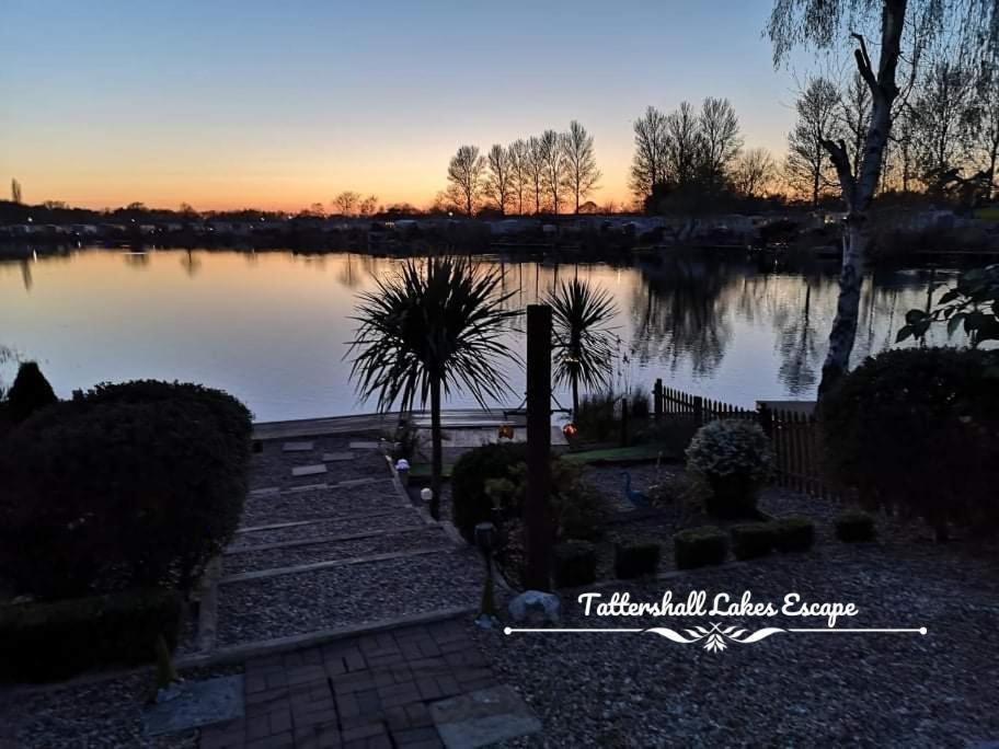 Meridian Tattershall Lakes Escape - Lakeside Lodge Caravan With A Fishing Peg Luxury Hot Tub Bagian luar foto