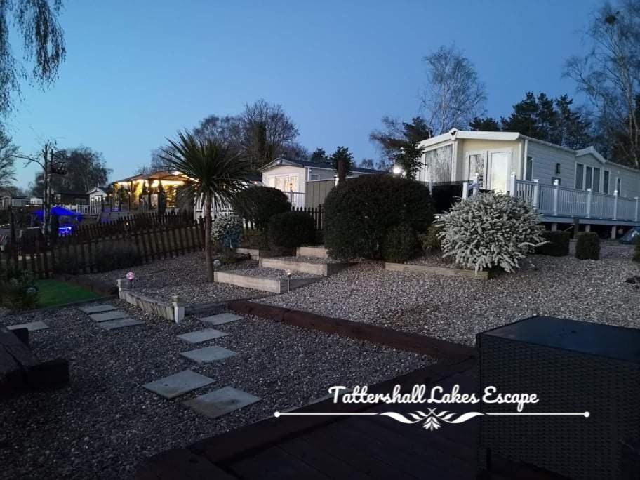 Meridian Tattershall Lakes Escape - Lakeside Lodge Caravan With A Fishing Peg Luxury Hot Tub Bagian luar foto