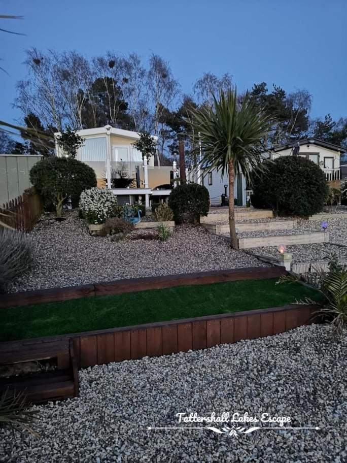 Meridian Tattershall Lakes Escape - Lakeside Lodge Caravan With A Fishing Peg Luxury Hot Tub Bagian luar foto