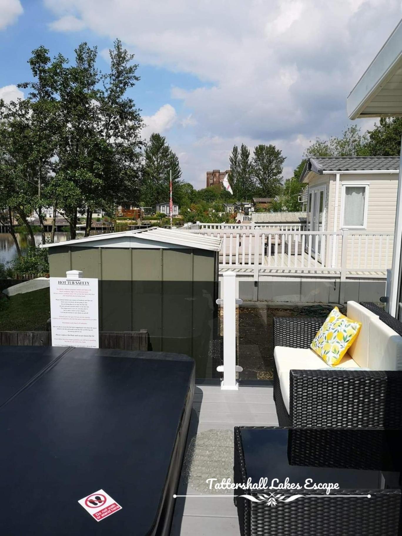 Meridian Tattershall Lakes Escape - Lakeside Lodge Caravan With A Fishing Peg Luxury Hot Tub Bagian luar foto