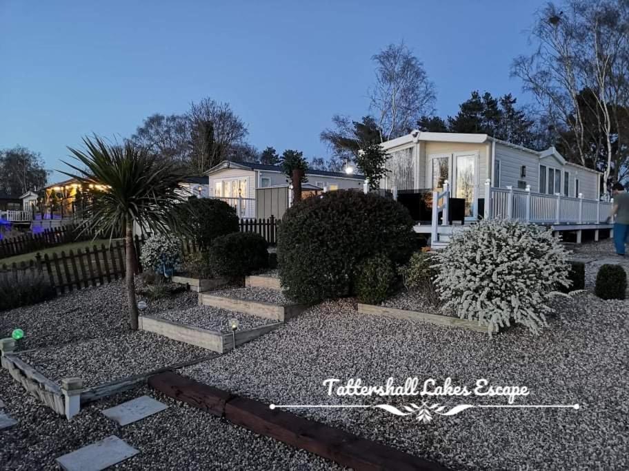 Meridian Tattershall Lakes Escape - Lakeside Lodge Caravan With A Fishing Peg Luxury Hot Tub Bagian luar foto