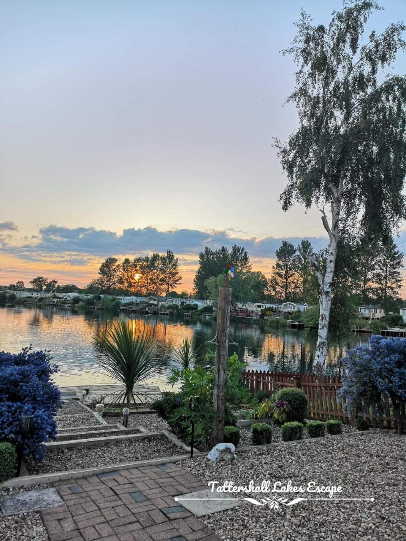 Meridian Tattershall Lakes Escape - Lakeside Lodge Caravan With A Fishing Peg Luxury Hot Tub Bagian luar foto