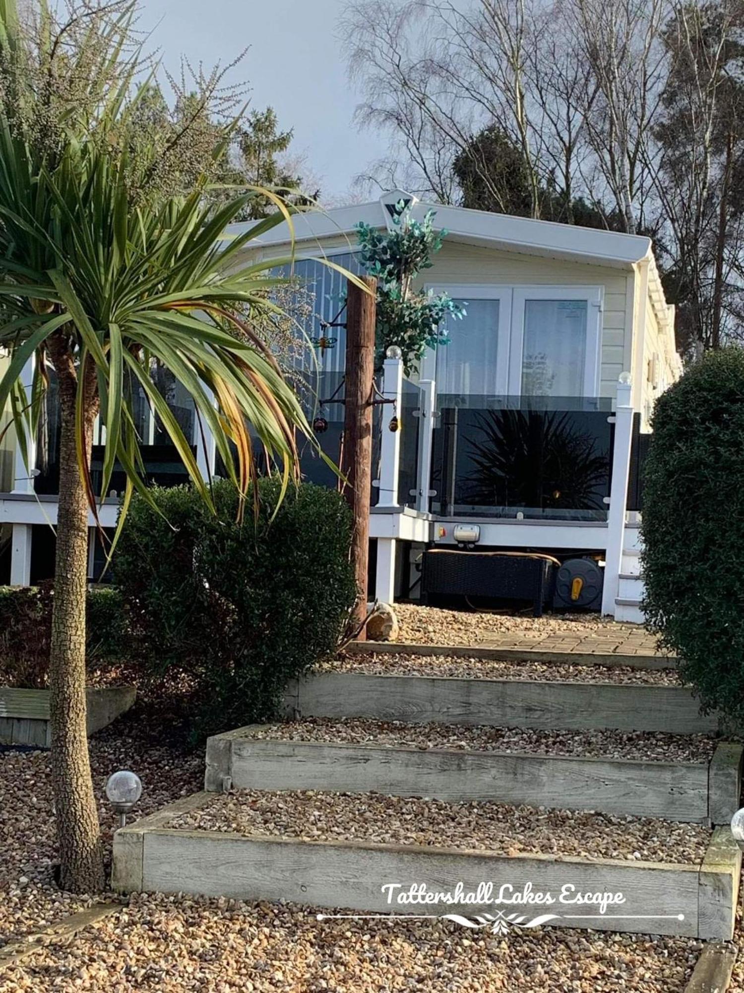 Meridian Tattershall Lakes Escape - Lakeside Lodge Caravan With A Fishing Peg Luxury Hot Tub Bagian luar foto
