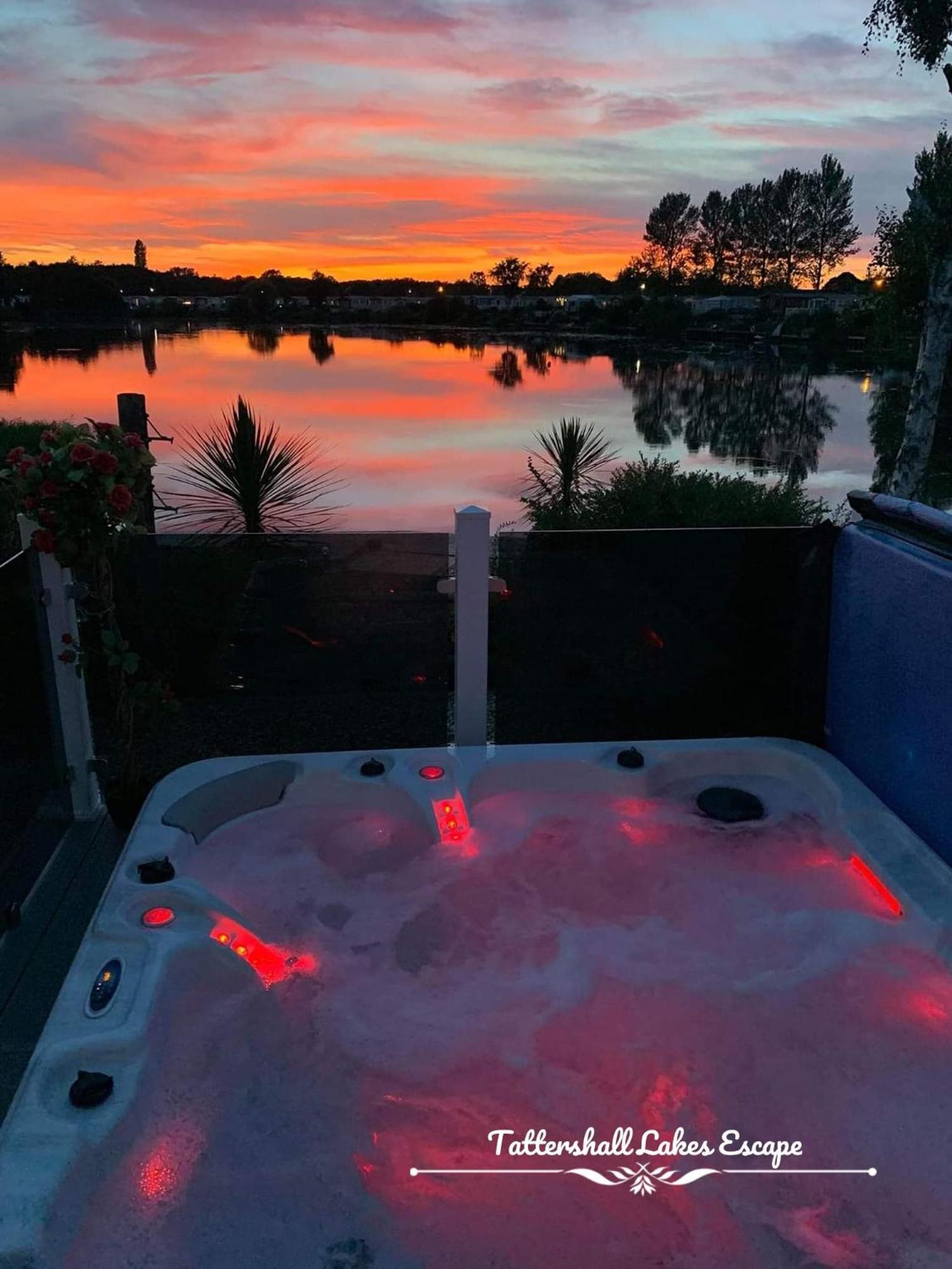 Meridian Tattershall Lakes Escape - Lakeside Lodge Caravan With A Fishing Peg Luxury Hot Tub Bagian luar foto