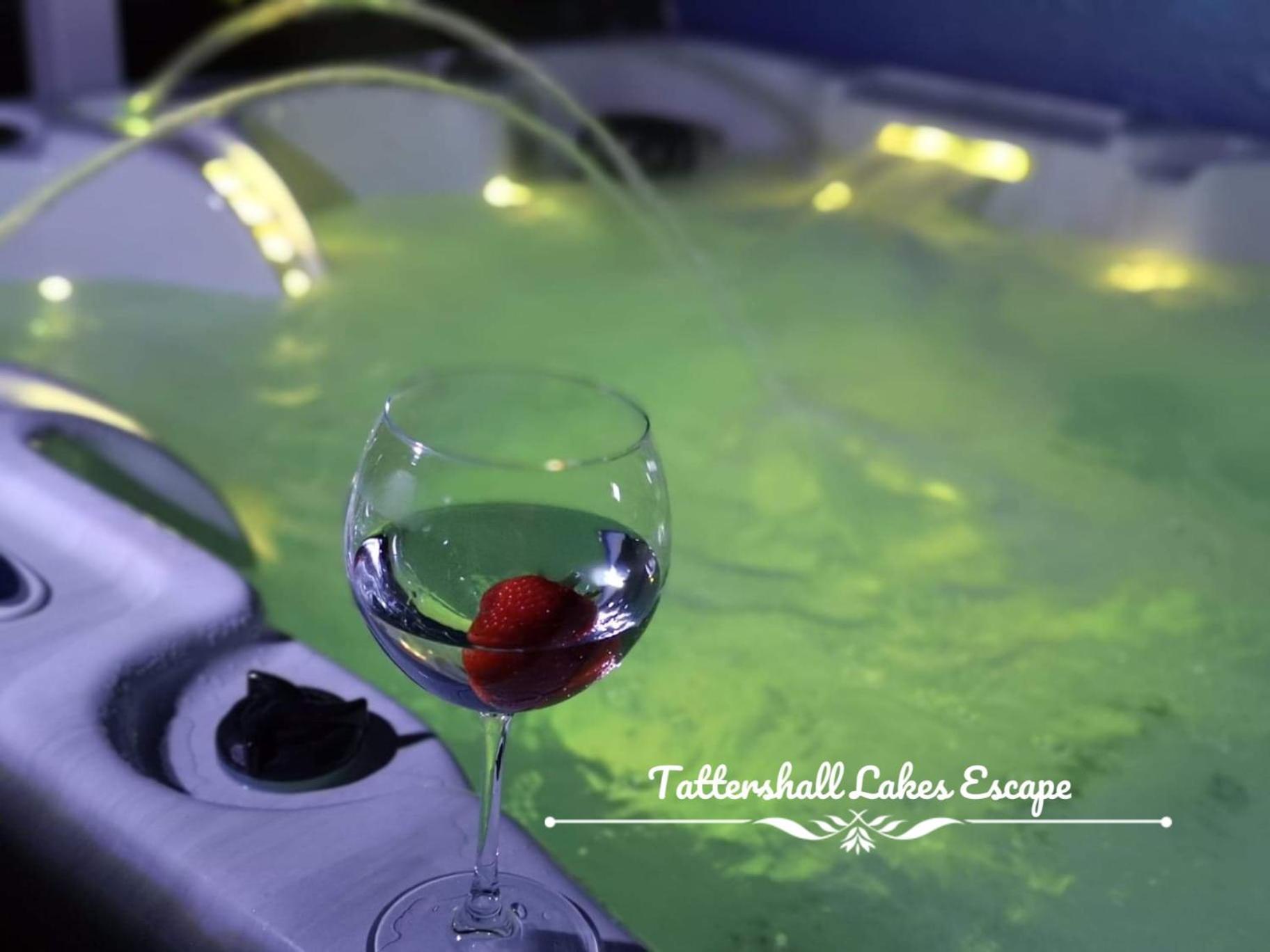 Meridian Tattershall Lakes Escape - Lakeside Lodge Caravan With A Fishing Peg Luxury Hot Tub Bagian luar foto