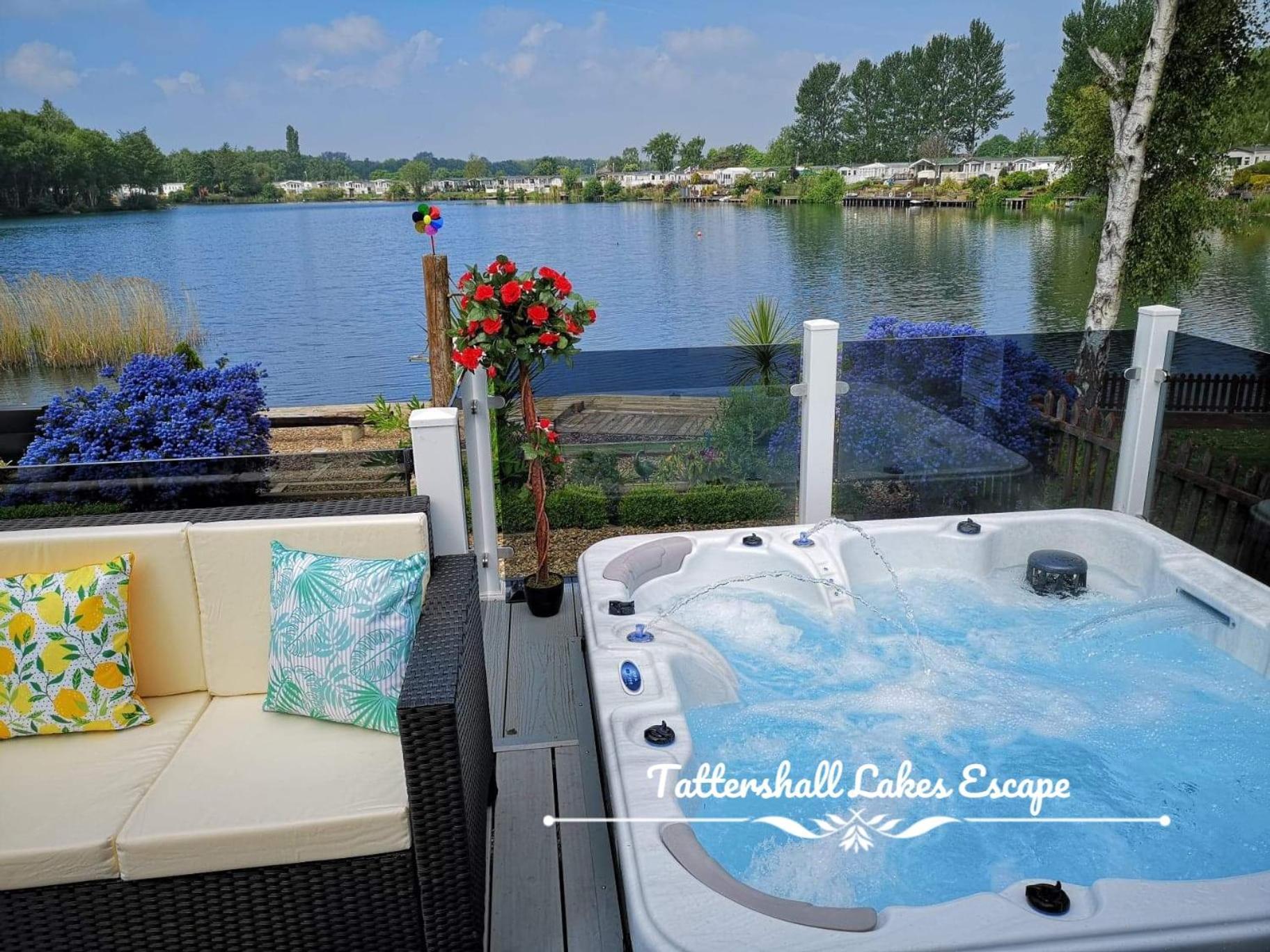 Meridian Tattershall Lakes Escape - Lakeside Lodge Caravan With A Fishing Peg Luxury Hot Tub Bagian luar foto